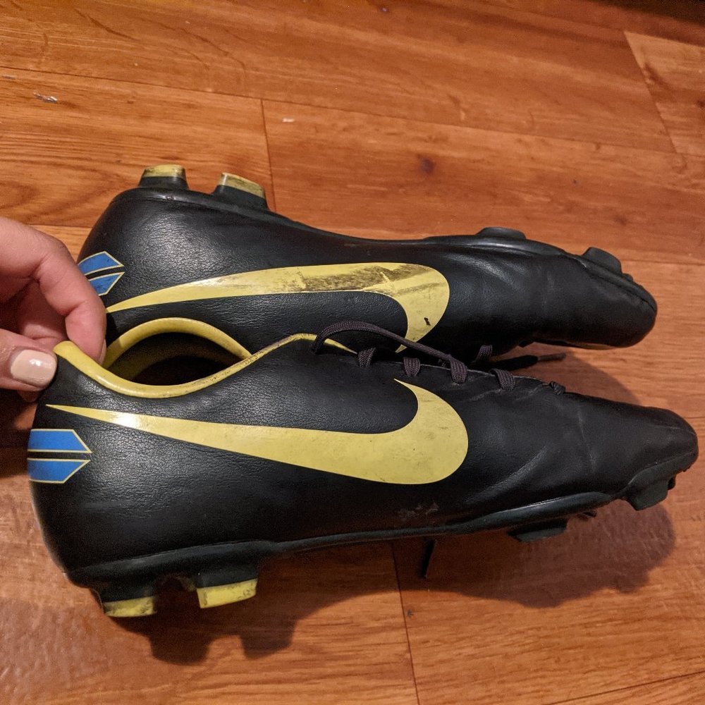 NIKE Soccer Cleats - Picture 3 of 7